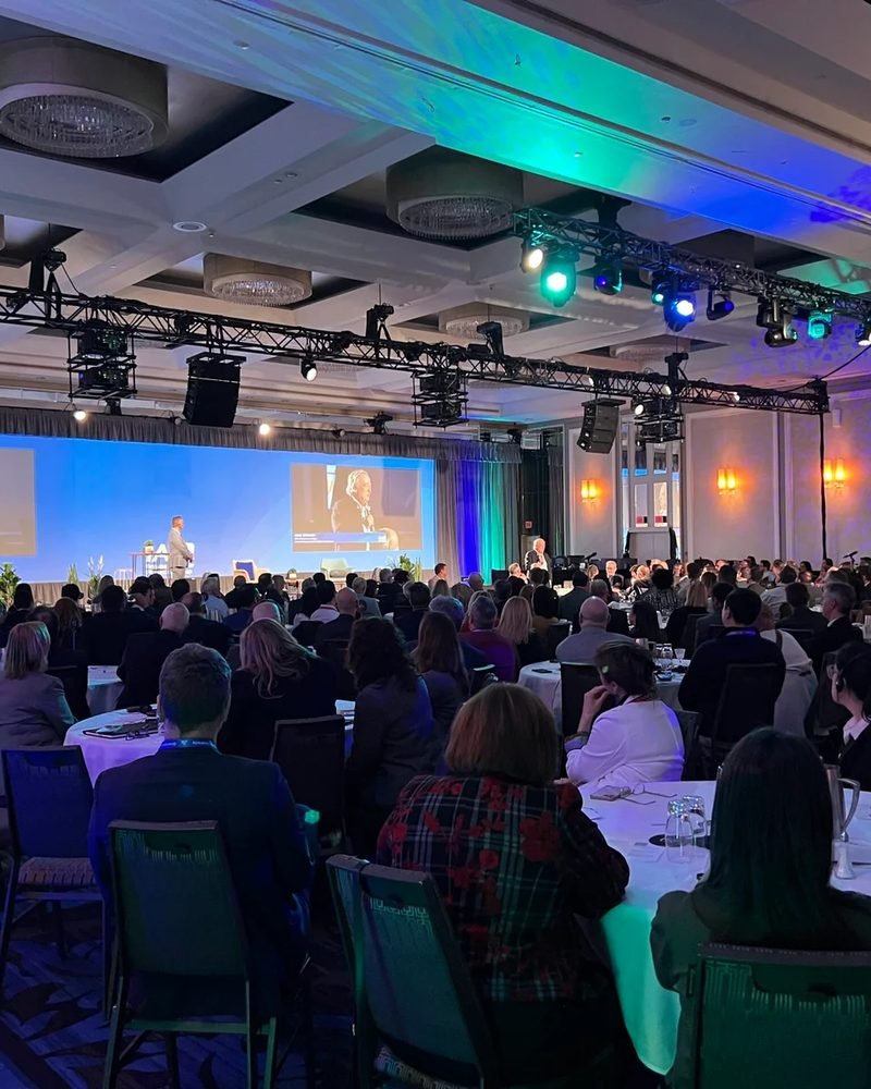 Grande conférence corporative en salle de bal